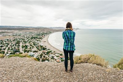 Frau blickt auf Comodoro